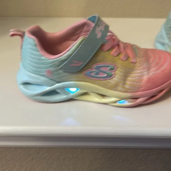 Girls Sketchers tennis shoes size 1. - Picture 4 of 9